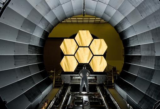 Un ingeniero observa un montaje con 6 de los 18 espejos del JWST antes de introducirlos en una cámara de vacío y criogenización