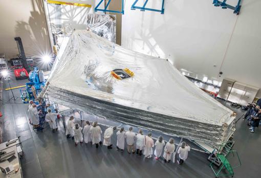 Escudo solar del JWST. Viajará plegado como un gran origami en un cohete Ariane 5