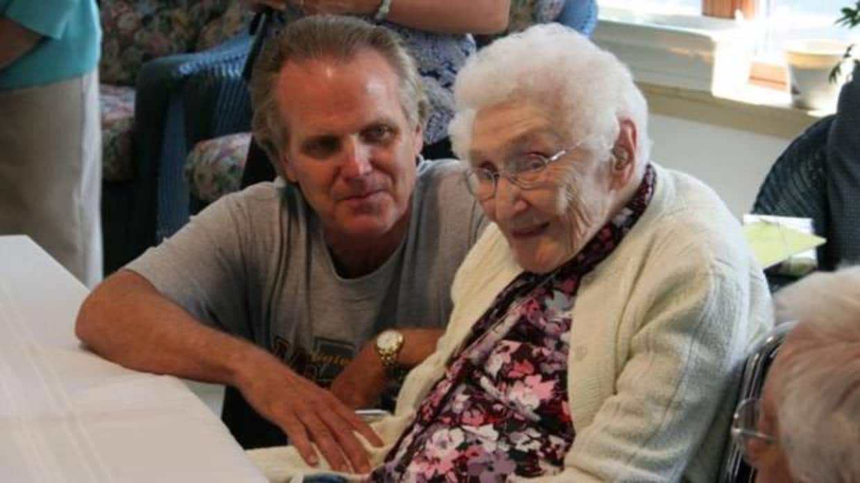 David Snowdon, investigador del estudio, con una de las monjas, ya fallecida, en 2008, durante su 101 cumpleaños