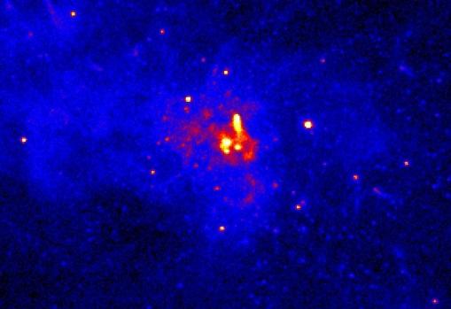 Imagen del centro de la Vía Láctea. Los puntos rojos emiten rayos X y son agujeros negros