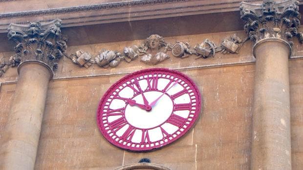 ¿Por qué en algunos campanarios del Reino Unido hay relojes con dos minuteros?