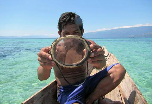 Un buceador Bajau muestra unas gafas de madera tradicionales