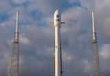 Cohete Falcon 9 en el que se encuentra el satélite TESS en Cabo Cañaveral, Florida