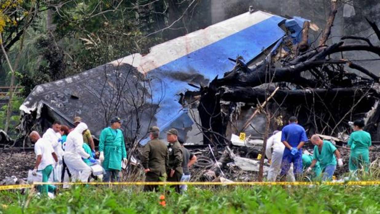 Policías y militares trabajan entre los restos del avión Boeing-737 estrellado