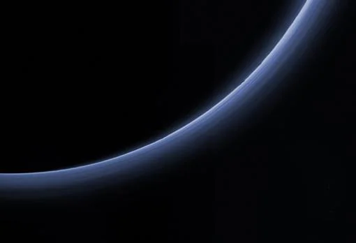 Tenue atmósfera de Plutón, en color real