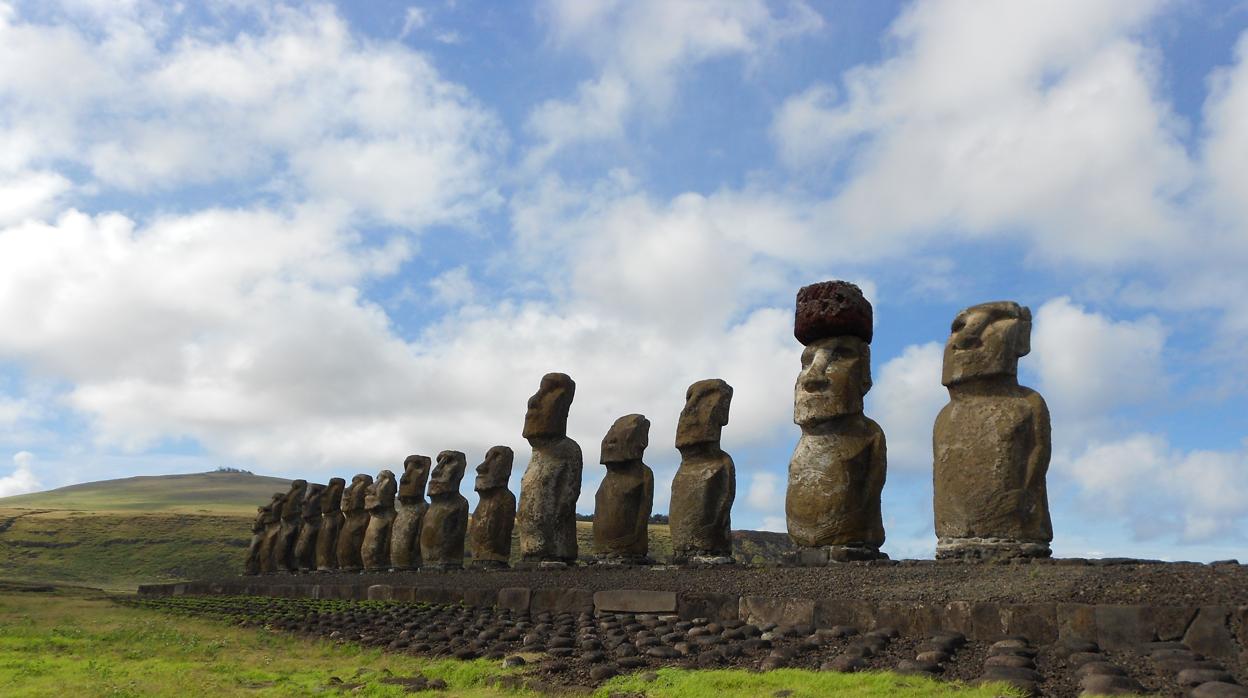 Moais en la costa sur de Rapa Nui. Uno de ellos está adornado con un pukao de escoria roja