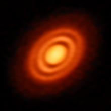 Imagen de ALMA del disco protoplanetario que rodea a la joven estrella HD 163296