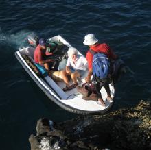 La comida y el agua se introducen en barco en la isla