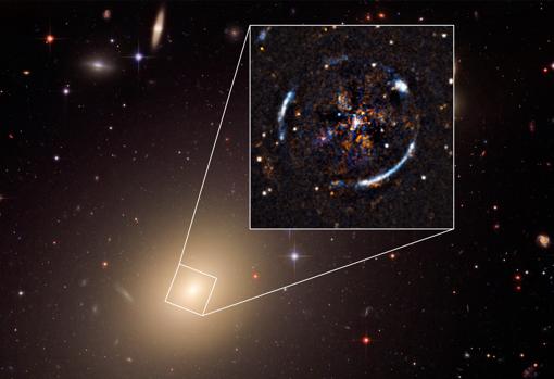 Imagen de la galaxia ESO 325-G004 en la que se aprecia el efecto de lente gravitacional