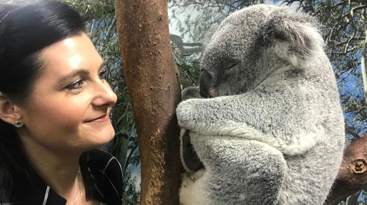 La profesora Rebecca Johnson con un koala