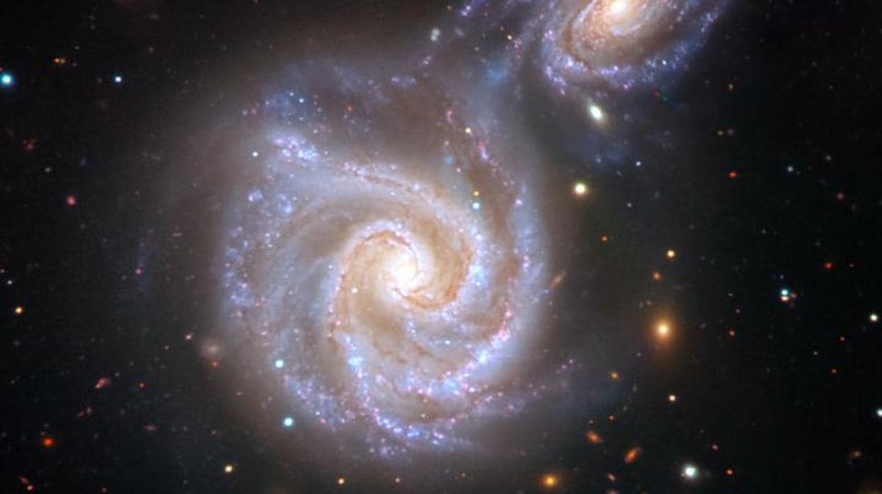 La ilustración muestra cómo pudo ser el encuentro de nuestra Vía Láctea con la galaxia de la Salchicha, hace entre 8.000 y 10.000 millones de años