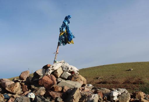 Cráneos de caballo depositados en un «ovoo», un mojón ritual, en las afueras de la ciudad de Mörön, Mongolia