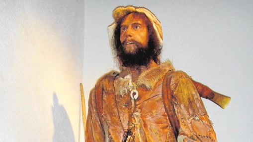 Recreación de Ötzi, vestido con pieles de animales