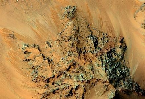 Surcos quizás formados por agua líquida en la superficie de Marte durante el verano