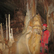 Cueva de Ascunsa en los Cárpatos meridionales, Rumania