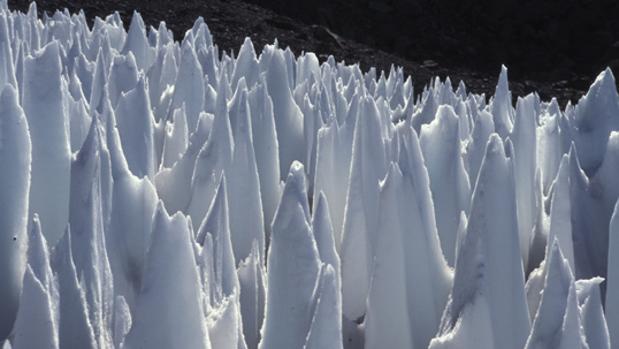 Gigantescas cuchillas de hielo complicarán el aterrizaje en la luna Europa
