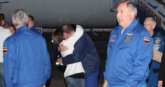 El astronauta Nick Hague abraza a un familiar en el aeropuerto de Baikonur, después del aterrizaje de emergencia