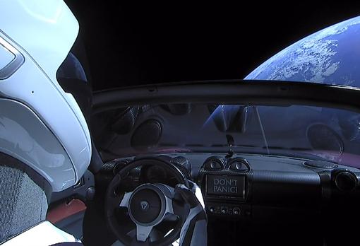 Imagen tomada desde el interior del deportivo pilotado por el maniquí, de nombre Starman