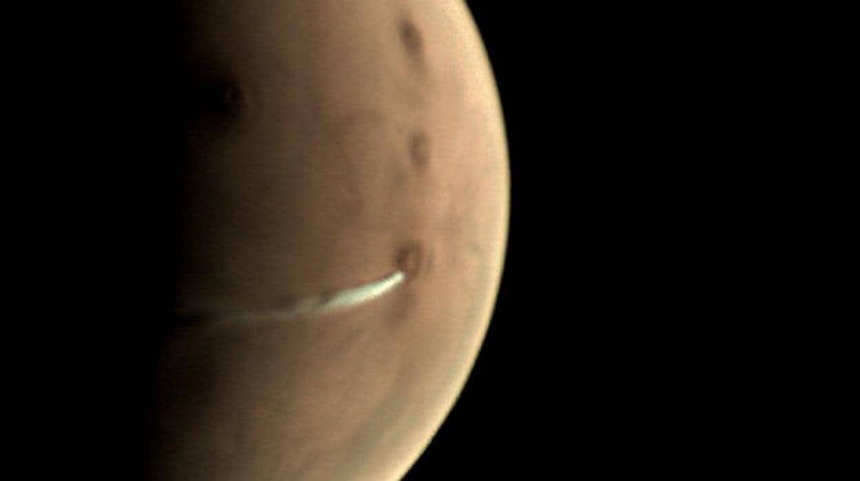 La Mars Express capturó esta imagen de una nube de sotavento sobre Arsia Mons en Marte, el 10 de octubre