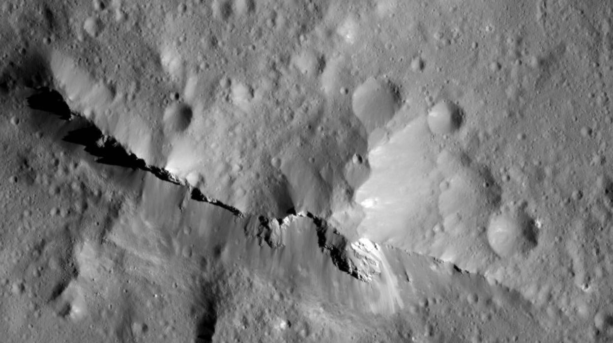 Imagen de la superficie de Ceres obtenida por la sonda Dawn, de la NASA. La cresta central, de 1891 metros de altura, está hecha de materiales ricos en carbono, surgidos del subsuelo debido a la interacción entre las rocas y el agua