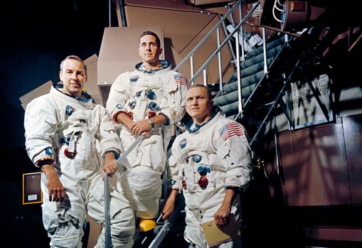 De izquierda a derecha: James Lovell, William Anders y Frank Borman, tripulantes del Apolo 8