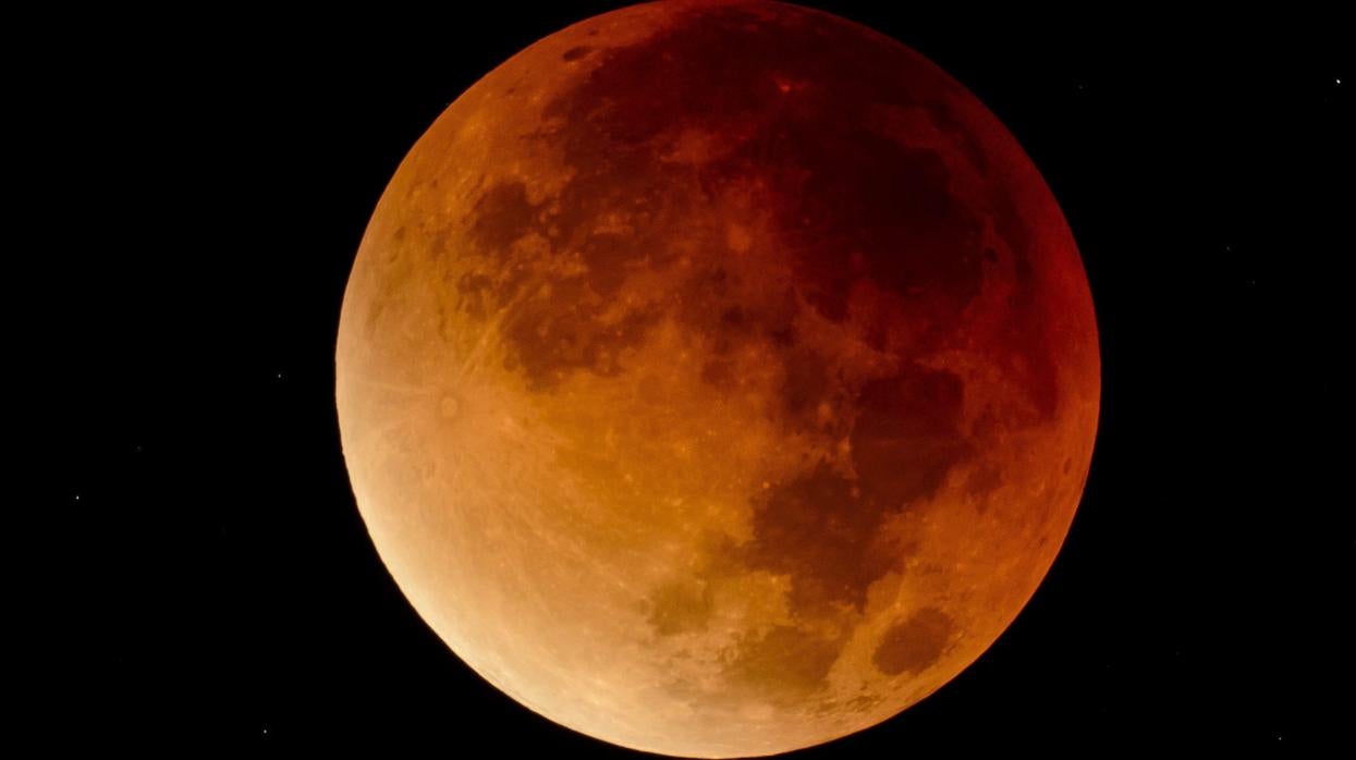 La Luna, teñida por un eclipse total, el 28 de septiembre de 2015