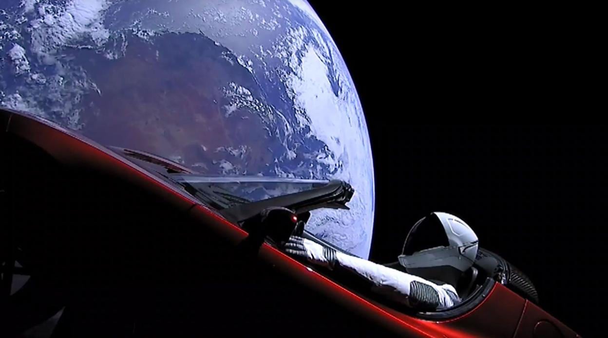 Fotografía del deportivo Tesla lanzado por SpaceX como carga del cohete Falcon Heavy