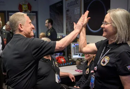 Alan Stern, investigador principal de New Horizons, choca su mano con Alice Bowman, jefa de operaciones, tras recibir las primeras señales de la sonda tras el histórico sobrevuelo de Ultima Thule