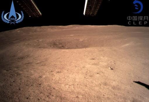 Primera imagen de la cara oculta de la Luna enviada por la sonda Chang'e-4