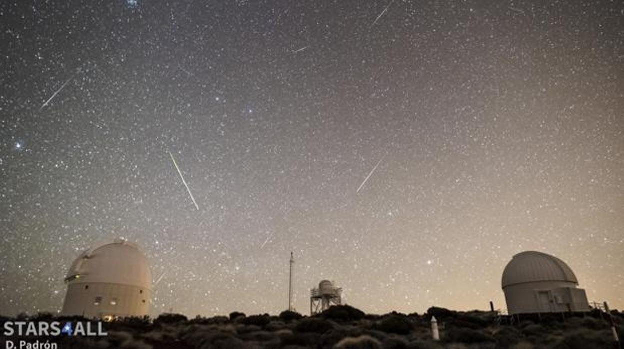 Meteoros registrados en el Observatorio del Teide (IAC) en enero de 2107. La estrella más brillante a la izquierda es Procyon (Canis Minor), Castor y Pollux (Géminis) casi en el centro. El cúmulo que se observa en la parte superior es el del Pesebre (Beehive Cluster) en la constelación de Cáncer. La mayor parte de loa meteoros registrados son Cuadrántidas