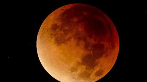 La Luna, teñida por un eclipse total, el 28 de septiembre de 2015