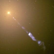 Un poderoso «jet» sale disparado del centro de la galaxia M87