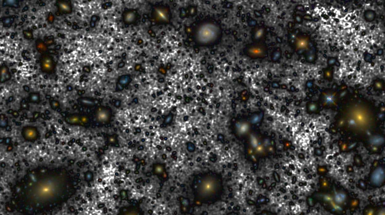 La nueva versión de la imagen más profunda del Hubble. En gris oscuro se aprecia la nueva luz que se ha encontrado alrededor de las galaxias de esta imagen. Toda esa luz corresponde al brillo de más de cien mil millones de soles