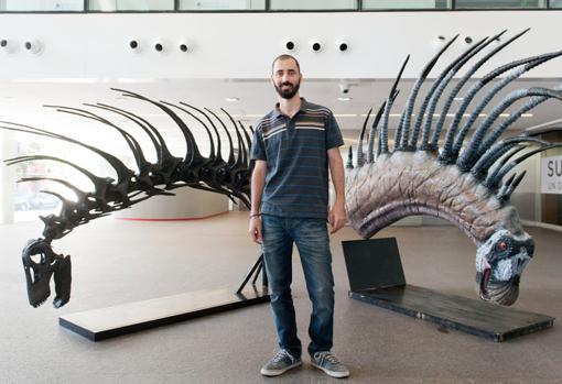 Pablo Gallina, investigador del CONICET, junto a dos reconstruccione del Bajadasaurus pronuspinax