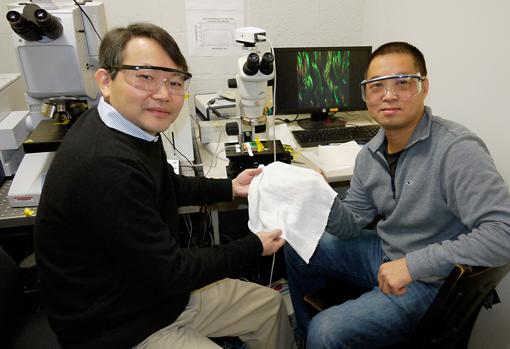 YuHuang Wang (izquierda) y Min Ouyang sostienen una muestra de su nuevo tejido