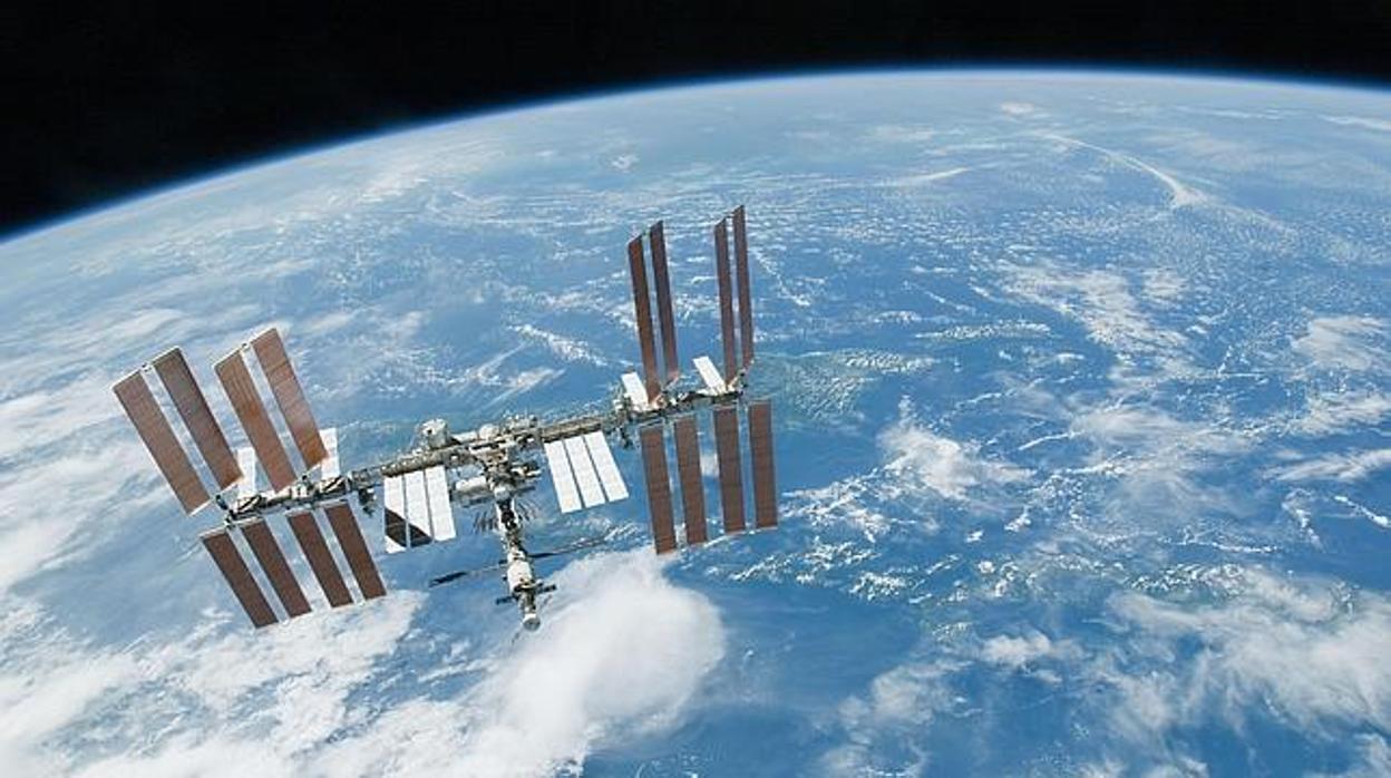 La Estación Espacial Internacional orbitando sobre la Tierra