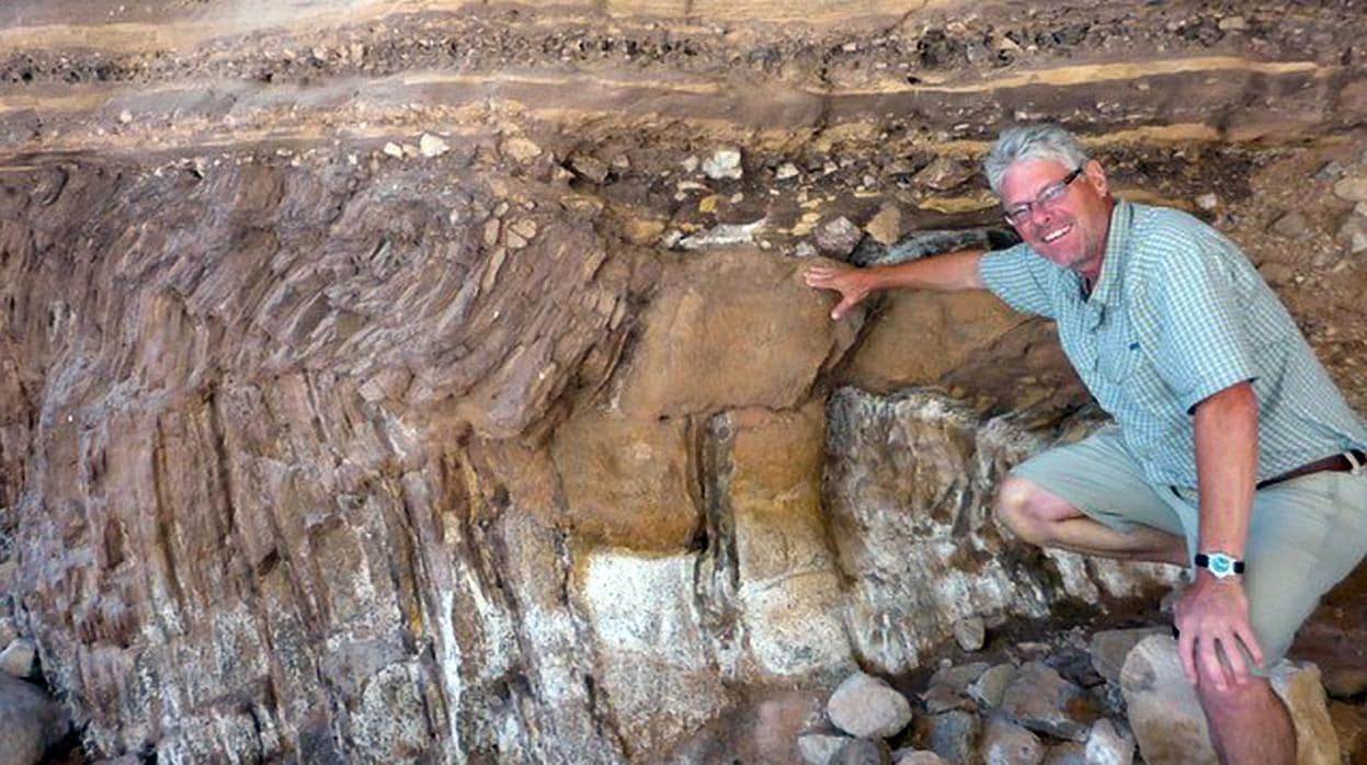 El investigador Brian Pratt en el esquisto de Burguess, donde se han descubierto los túneles fosilizados