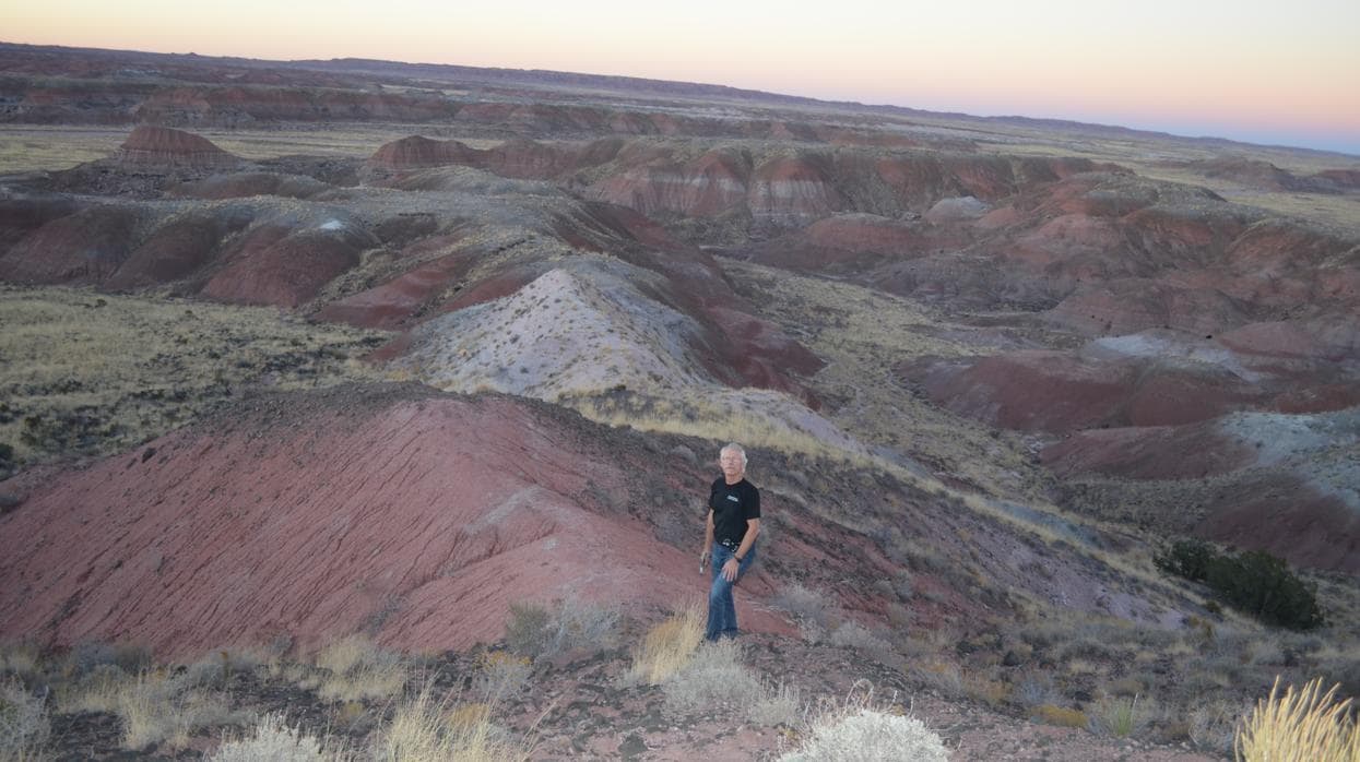 El geólogo Paul Olsen, en el Parque Nacional del Bosque Petrificado, en Arizona, y director de esta investigación. Las rocas presentes allí, de 200 millones de años de edad, han permitido estudiar el pasado de la órbita pasada de algunos planetas