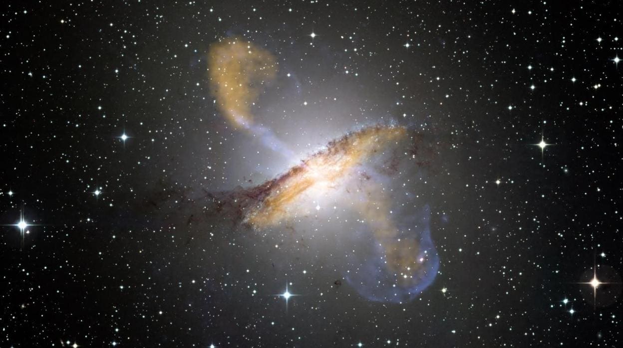 Centauro A, una de las galaxias activas más cercanas a la Tierra. La imagen combina datos de observatorios en diferentes rangos de frecuencia