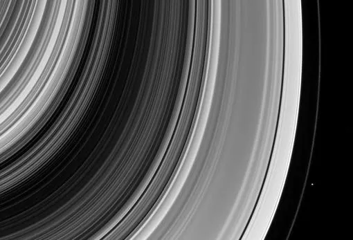 Imagen de la luna Pandora, a la derecha, a la derecha del anillo exterior de Saturno