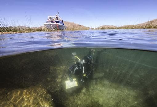 Excavaciones arqueológicas submarinas cerca de la Isla del Sol en el Lago Titicaca