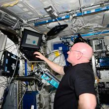 Scott Kelly hace un test cognitivo en la ISS