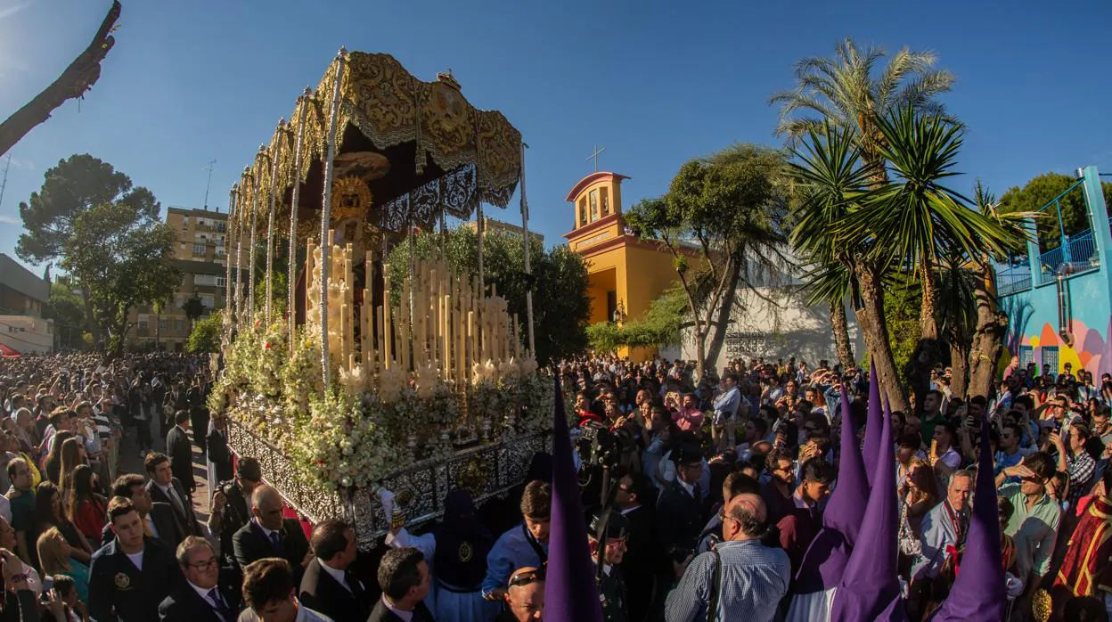 Viernes de Dolores, Semana Santa. Salida de la Hermandad de Pino Montano. FOTO: VANESSA GOMEZ. archsev