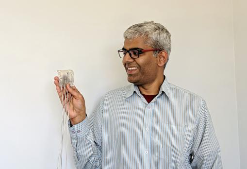 Gopala Anumanchipalli, coautor de estudio, sostiene una muestra de electrodos intracraneales del tipo utilizado para registrar la actividad cerebral de los participantes en el estudio