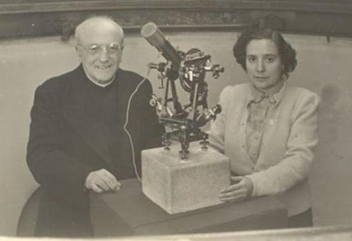 Antonia Ferrín Moreiras y Ramón María Aller en el observatorio de Santiago de Compostela