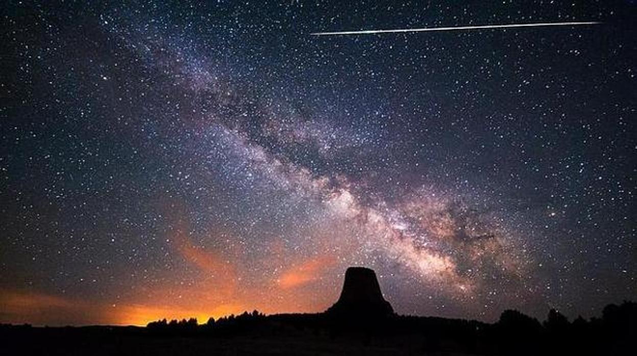 Eta Acuáridas sobre el Monumento Nacional de la Torre del Diablo (EE.UU.)