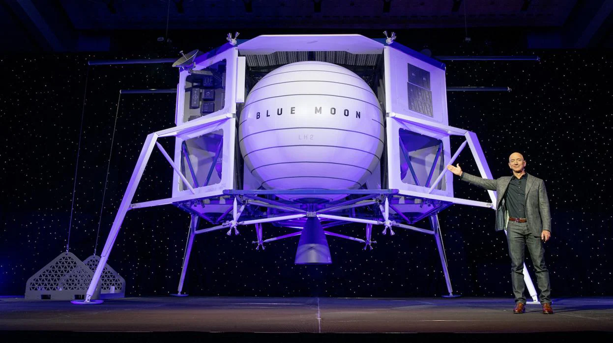 Jeff Bezos muestra el aterrizador «Blue Moon» para volver a la Luna