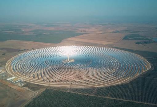 Planta solar de concentración cerca de Sevilla, España. Los espejos enfocan la energía del sol hacia la torre del centro