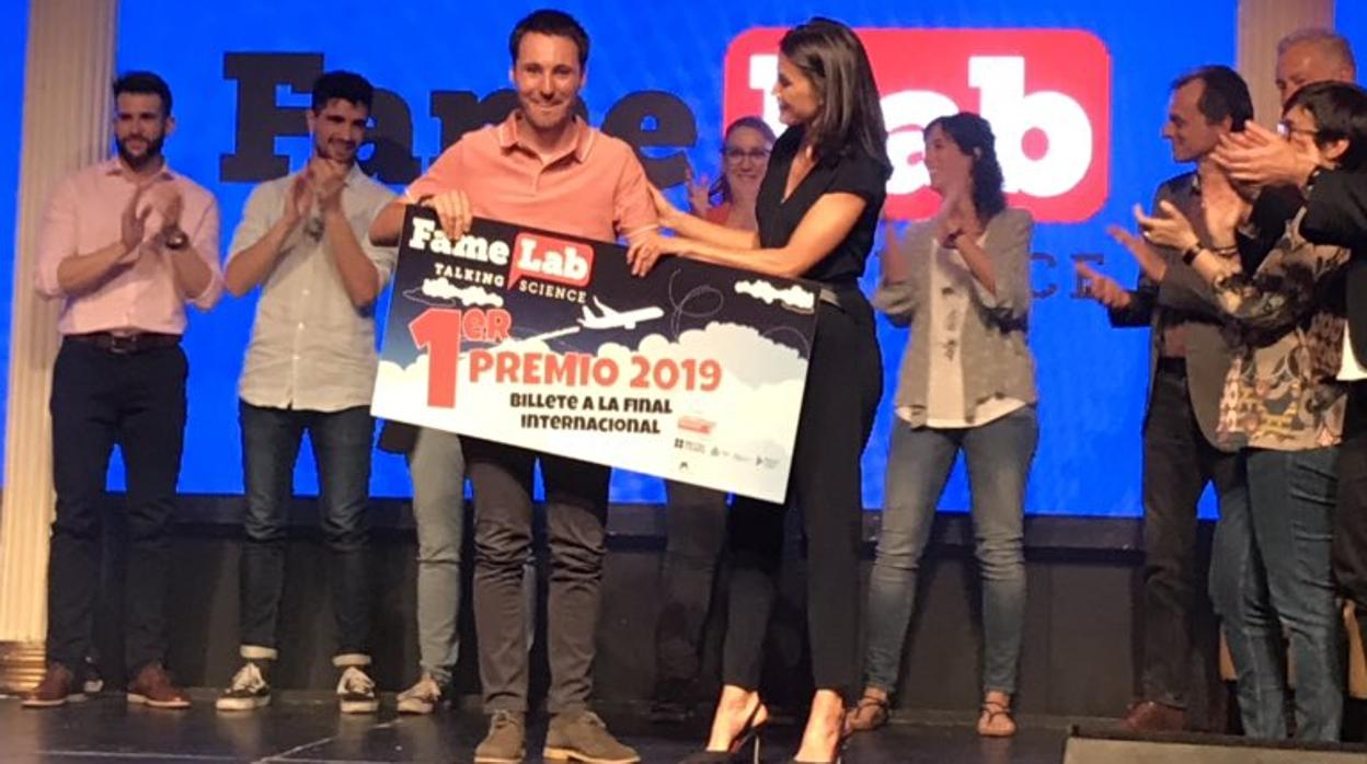 Iñaki Echevarría recibiendo el premio de manos de Doña Letizia