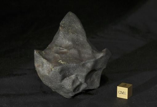Un inusual meteorito con forma de punta de flecha de Aguas Zarcas, que pesa 146.2 gramos. Esta muestra pertenece al coleccionista privado Michael Farmer